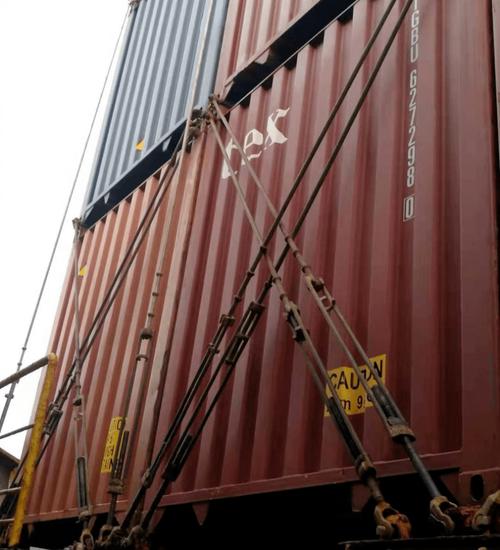 集装箱船顶层怎么固定-图1