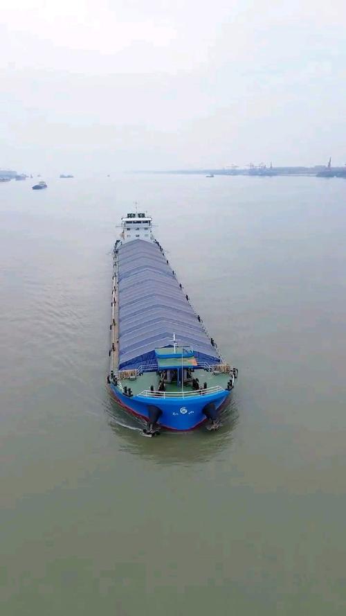 1万吨轮船吃水深度一般多少米？-图2