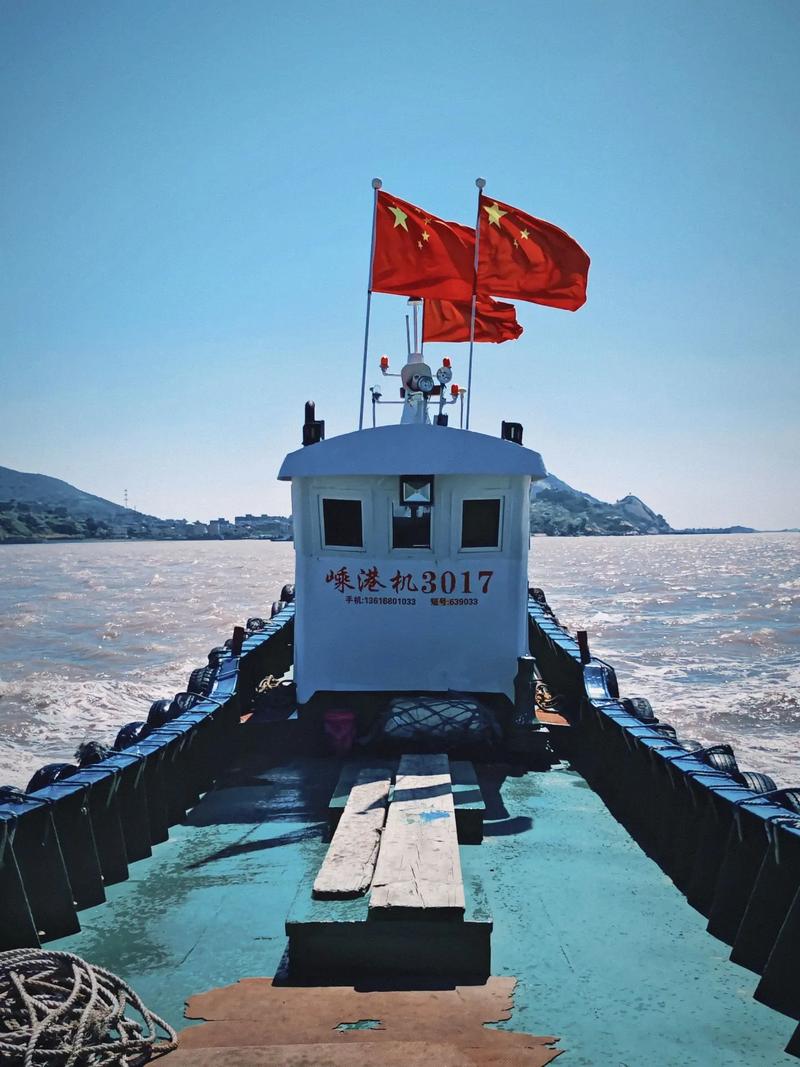 国旗为何印在白底轮船方向盘上？-图1