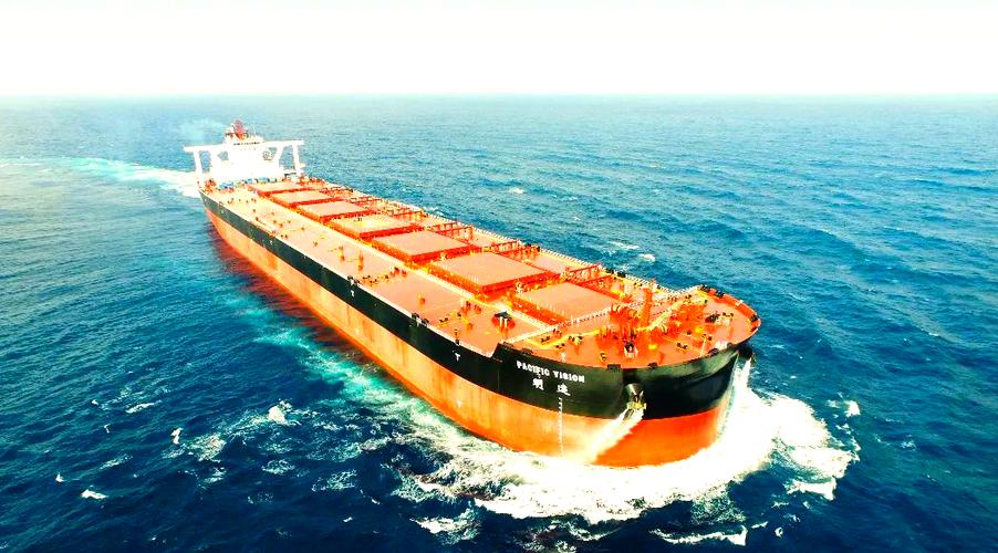 40万吨巨轮如何实现安全航行与停靠？-图1