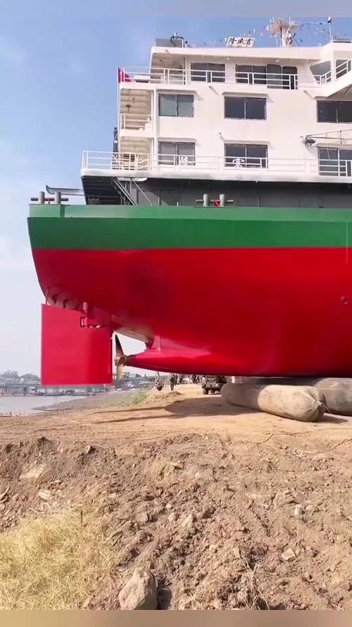 轮船下水，巨轮如何安全入水？-图1