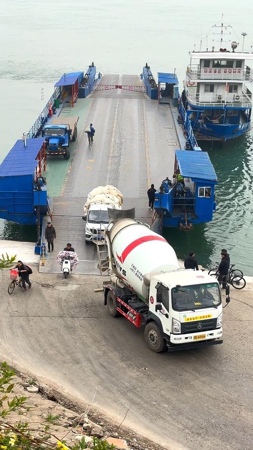 轮船运输水泥与水，为何能共存？-图1