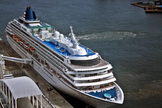 轮船为何能浮在水面上行驶？-图2