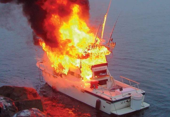 轮船起火 科伦坡-图1