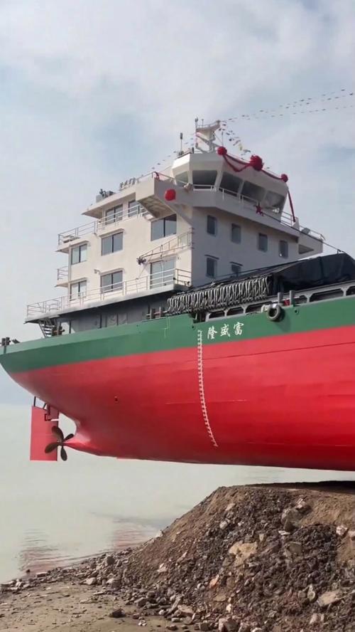 浮船坞如何实现船舶安全下水?其工作原理与技术难点是什么?-图1 浮船坞如何实现船舶安全下水?其工作原理与技术难点是什么?-图1