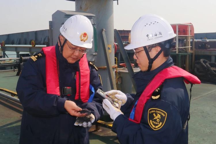 面对日益复杂的网络威胁，船舶信息安全防护体系应如何构建才能有效保障航行安全与数据隐私？-图3