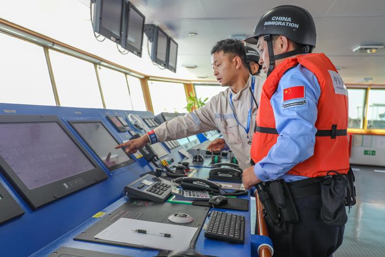 面对日益复杂的网络威胁，船舶信息安全防护体系应如何构建才能有效保障航行安全与数据隐私？-图2