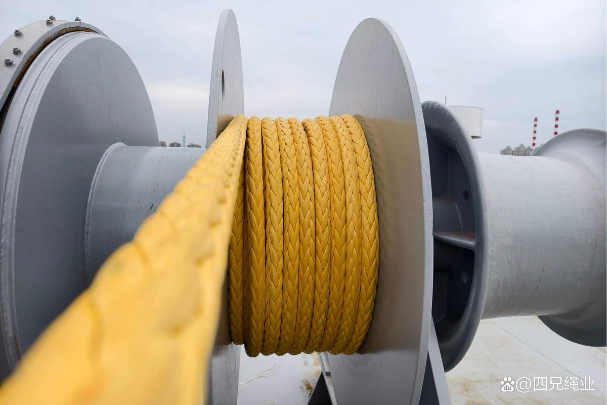 船舶上有几根缆绳-图1