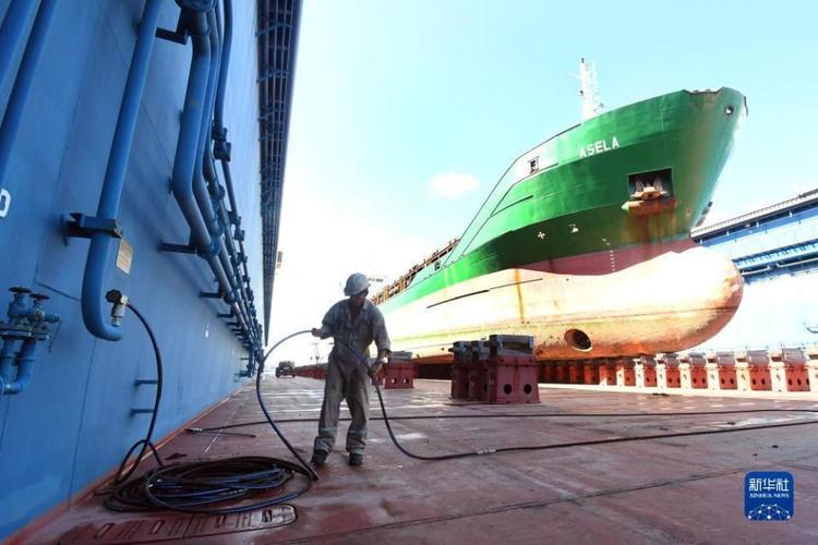 中国造船厂浮船坞如何实现巨轮水上龙门？-图2