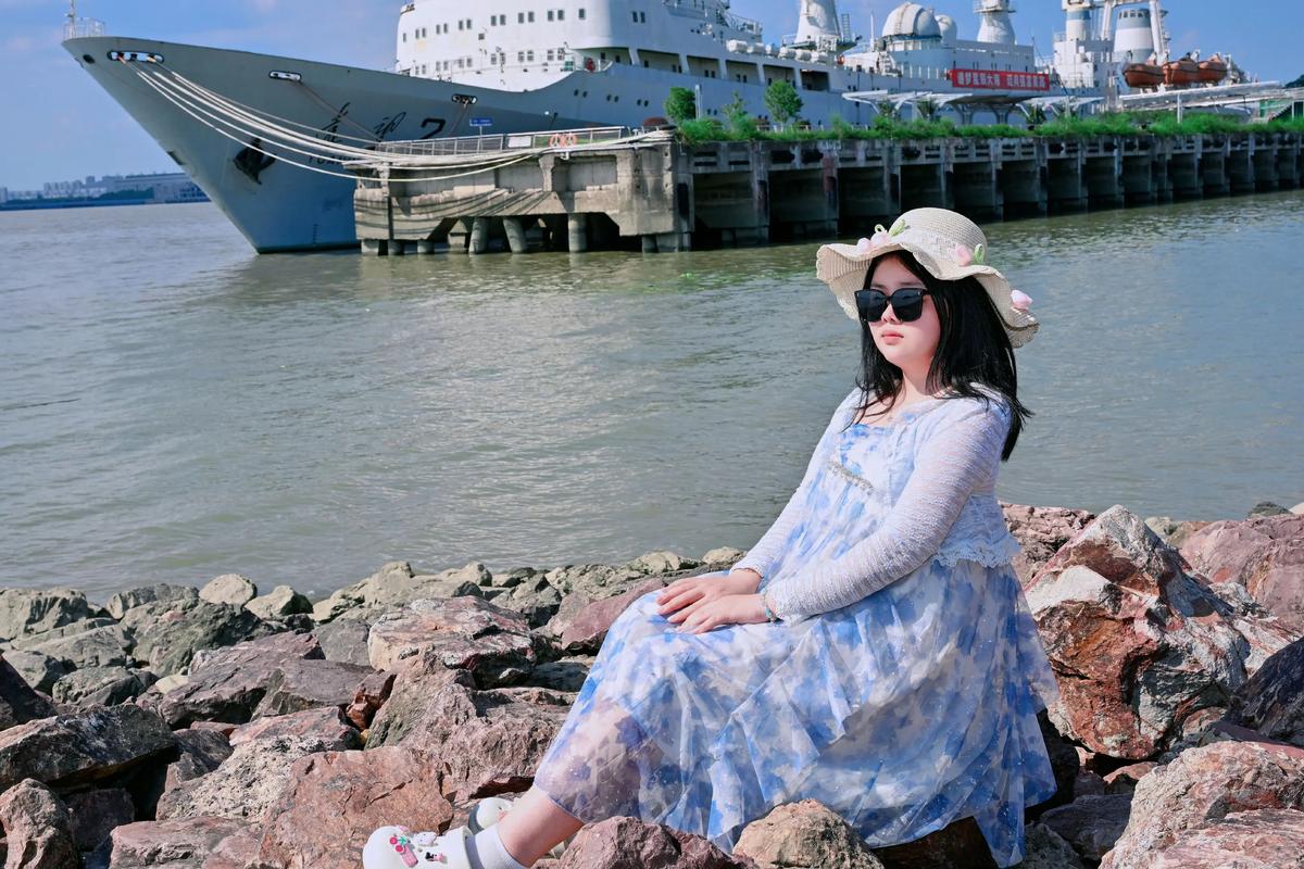 大连造船厂美女是真实存在还是网络传说？-图2