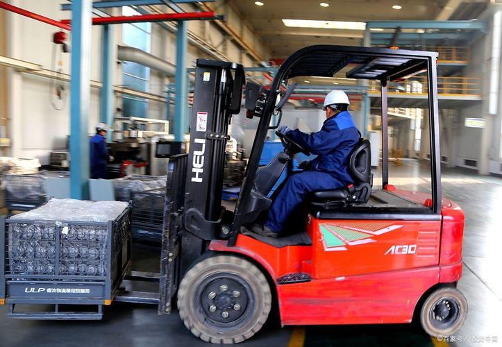 造船厂叉车司机日常作业有何特殊挑战？-图2