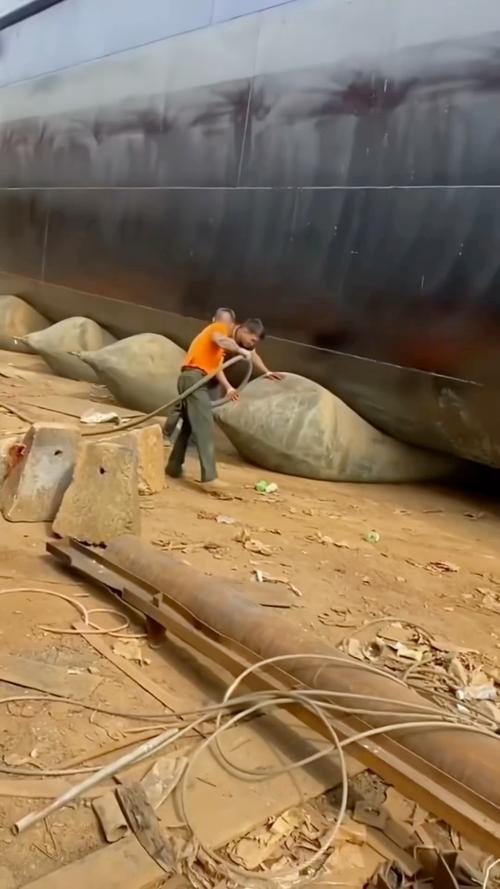 大连船厂船舶下水视频藏着啥秘密？-图2